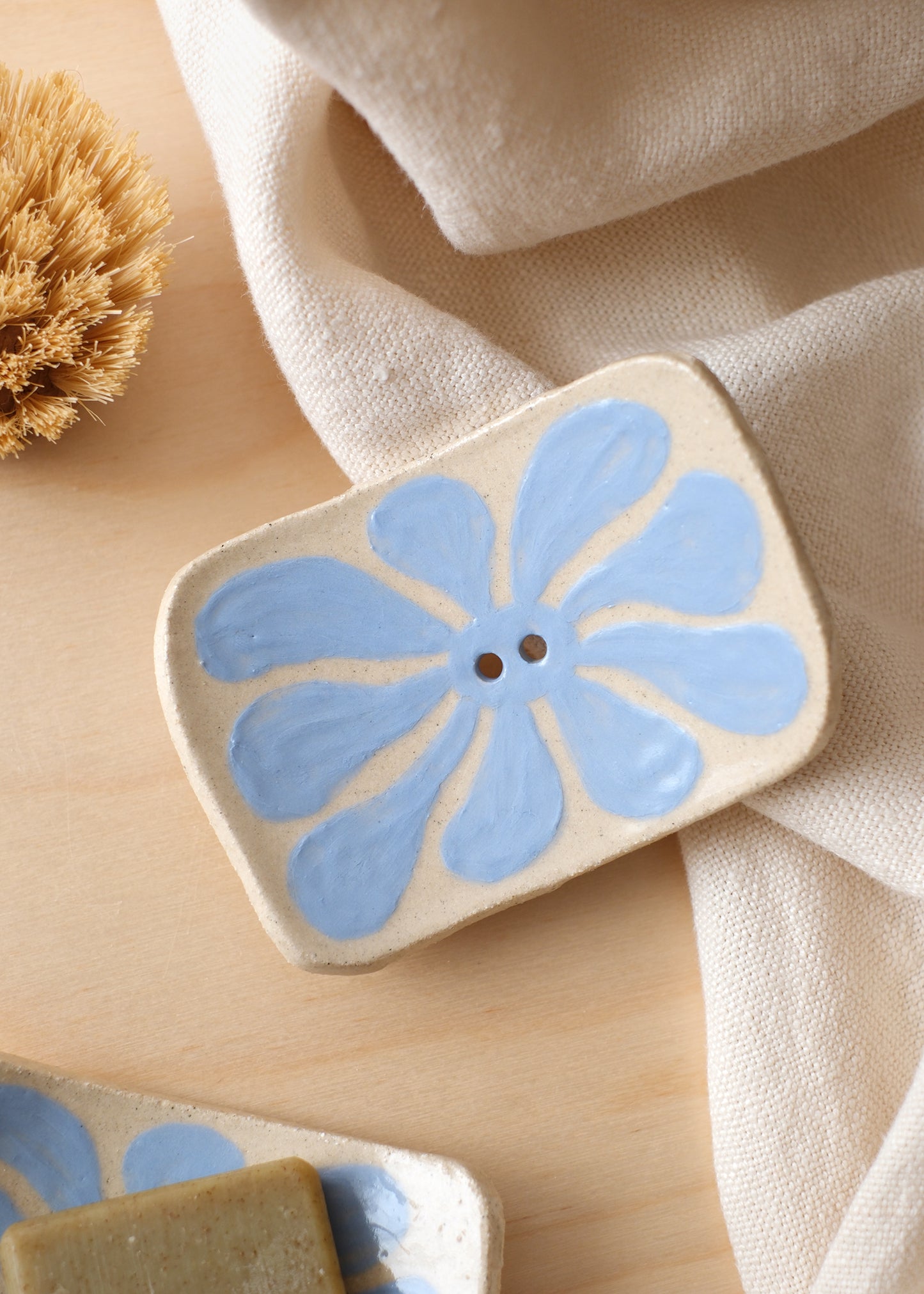 Porte-savon fleuri, bleu ciel