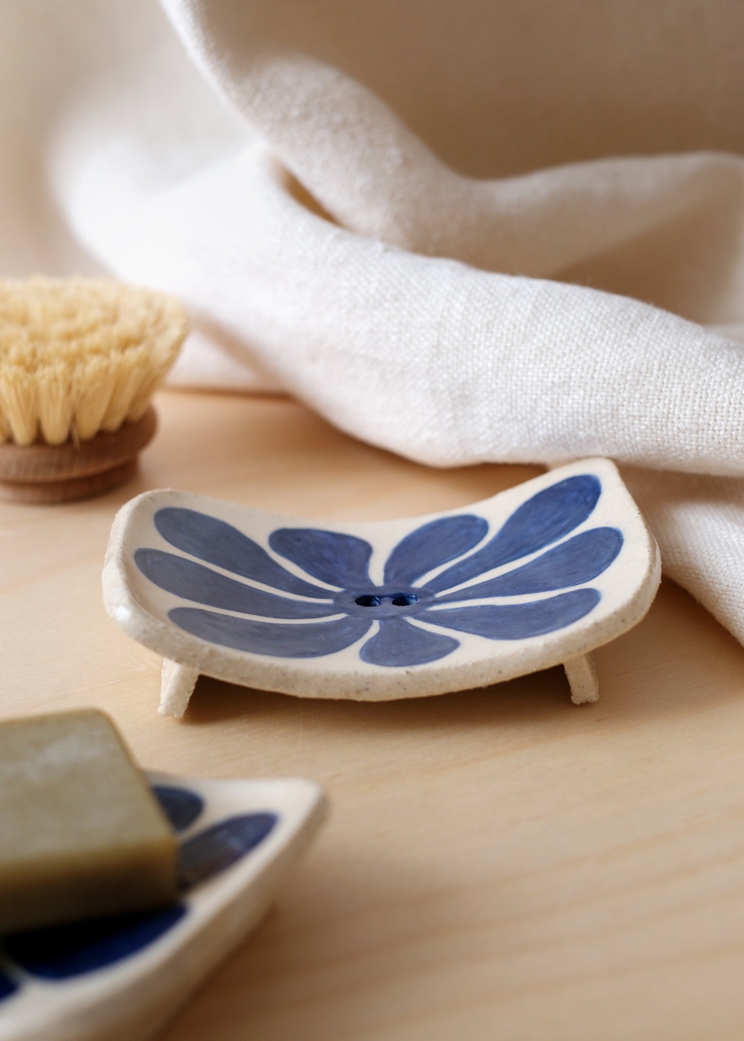 Porte-savon fleuri, bleu nuit